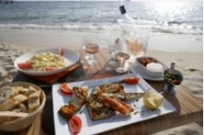 Il pranzo di Ferragosto al mare, barbecue di pesce e verdure