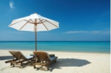 Picnic sotto l'ombrellone, cibi in e cibi out in spiaggia