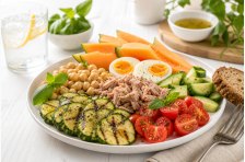 Cibi estivi che saziano con poche calorie: la lista pratica per non soffrire la fame