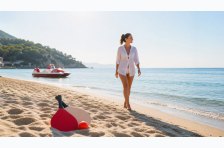 Quante calorie si bruciano davvero al mare? Nuotare, camminare sulla sabbia, racchettoni e pedalo